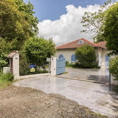 Le Cedre Bleu Bed and breakfast